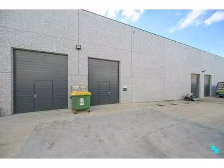 magazijn met automatische sectionaalpoort in waregem