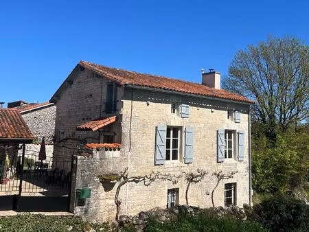 jolie maison individuelle en pierre avec spa et terrasse – vente privée