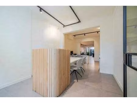 magnifique immeuble commercial rénové  facilement accessi...