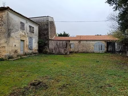au calme  proche des commerces  maison et grange à rénover. jardin de 700 m² environ.