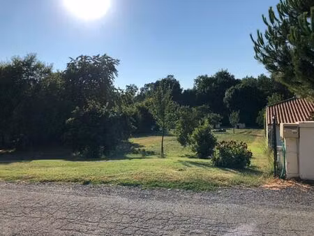 terrain situé dans un cadre bucolique  proche des commodités.