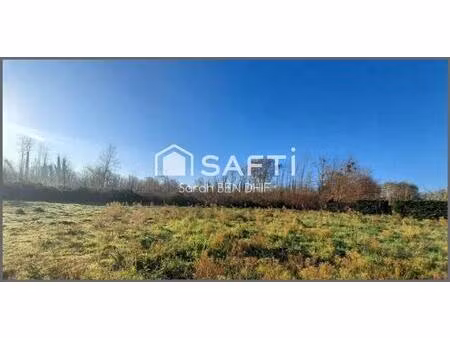 beau terrain constructible d’environ 860 m²  libre de tout constructeur et pré-viabilisé.