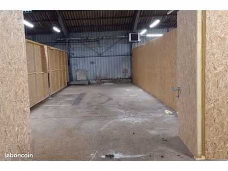 grand local de stockage accès pl 24/24 + cour