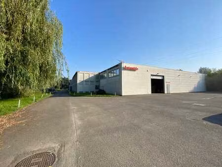 à vendre : entrepôt avec bureaux et showroom