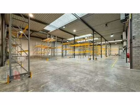 1 230 m² hangars avec 760 m² de bureaux le long de l'asse...