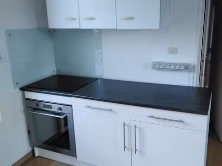 loue f3 60 m2 dansmaison de caractère calme.cuisine équipée. chauffage électrique. 2 chamb