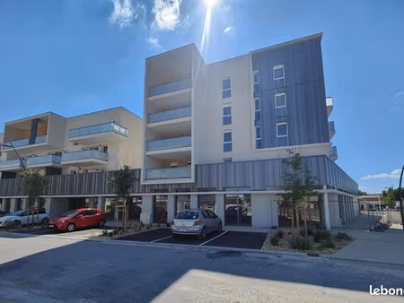 location locaux professionnels à les angles (30133)  4 221 €