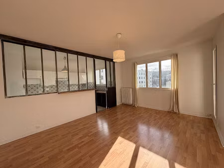 à louer -5 pièces - 94 m² - balcon -ville-d'avray (6ème étage avec ascenseur)