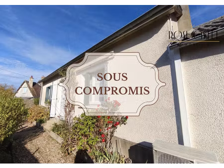 maison de campagne avec jardin et garage.