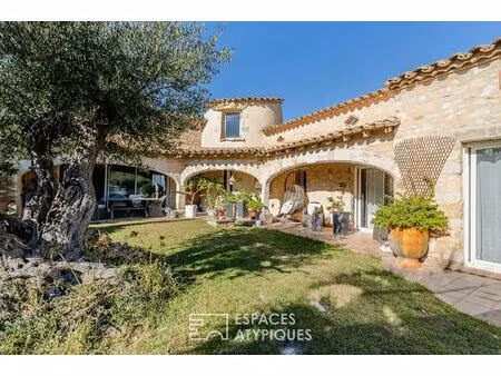 maison avec architecture singulière et jardin paysager