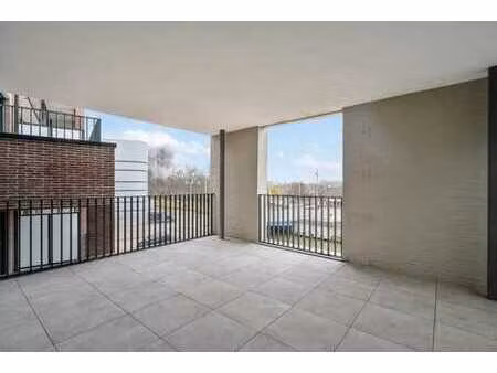 app nouvellement construit avec 2 chambres + terrasse