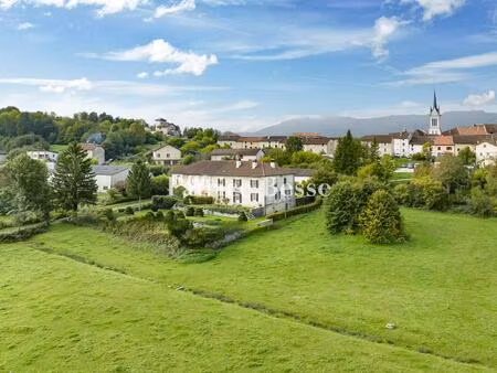 à la lisière d'un bourg au sud du jura  une demeure du 18e s. et ses dépendances sur plus.