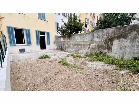 toulon - proche centre ville / st roch - t2/3 de 52m2 en rez
