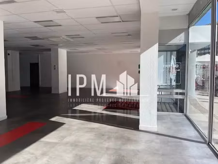 local à louer 875 m2 commerce/entrepôt avec parking st pierre 13004