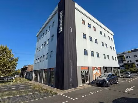 129 m² de bureaux climatisés et fonctionnel. disponible immédiatement
