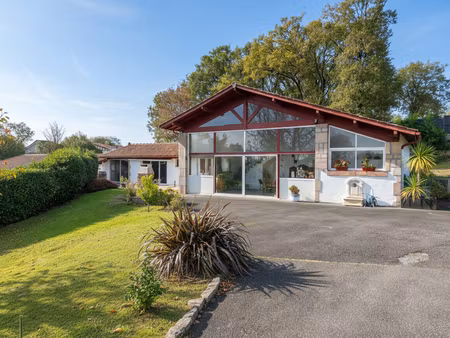 maison familiale atypique avec volumes et grand carport