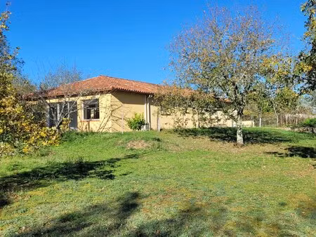 maison récente de plain-pied avec garage sur 2600 m2 de terrain  à 15 minutes de cahors.