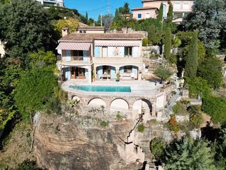 villa provençale élégante avec vue panoramique sur la mer
