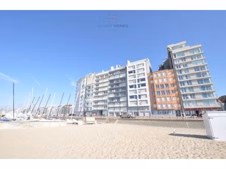 gesloten garagebox gelegen op de zeedijk van duinbergen.