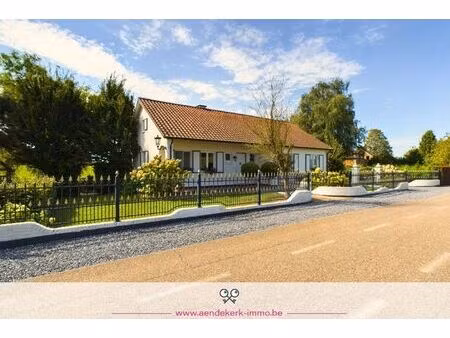 prachtige vrijstaande woning met uitzicht op het water in ophoven