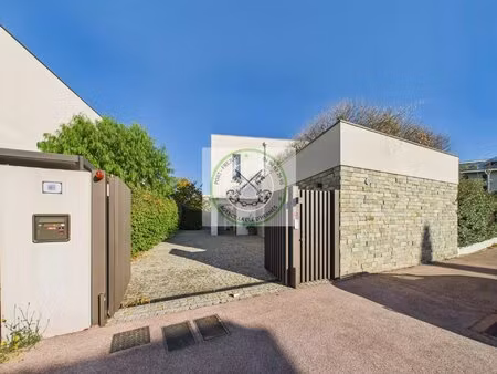 villa d' exception port frejus avec piscine et double garage