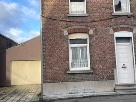 maison d'habitation deux façades avec garage attenant.