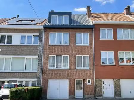 maison spacieuse avec 5 chambres + garage dans une rue calme