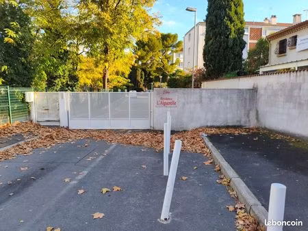 grand garage sécurisé aérien de 20 m2 de surface   à proximité de la gare
