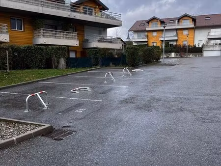 parking extérieur dans copropriété proche du centre de villaz