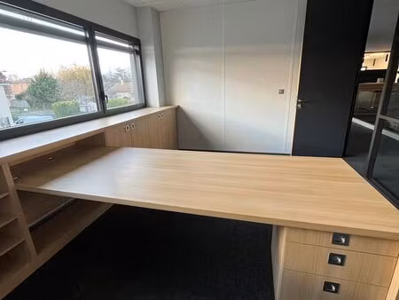 beau bureau a louer
