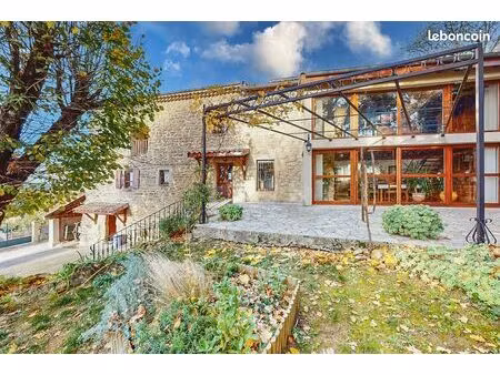 jolie maison en pierre dans quartier calme