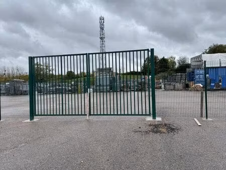 location terrain en enrobé 860m² clos