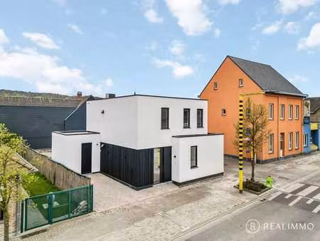 instapklaar & stijlvol wonen met aangelegde tuin  oprit é...