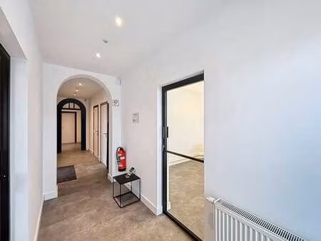 bâtiment polyvalent avec bureaux et entrepôts à marloie