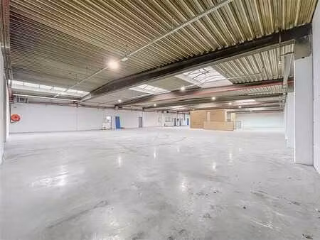 spacieux entrepot de 1000m²