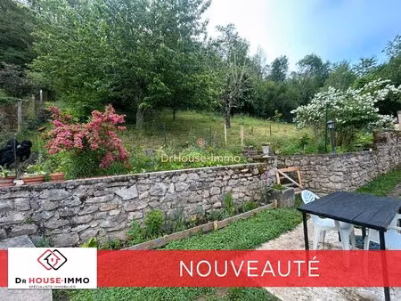 charmante maison avec jardin dans une rue paisible.