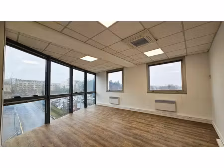 au pied du rer a - espace bureaux 170m2 - rénové - tout confort - climatisation - proximit