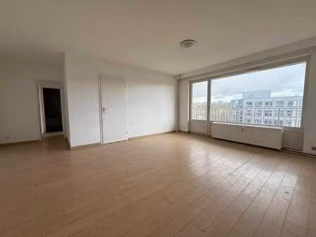 un appartement à rafraîchir de +-75 m² avec 2 chambres à co