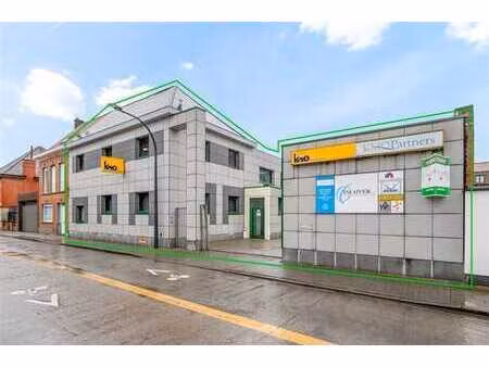 kantoorgebouw met bruikbare vloeroppervlakte van 900m² en vi