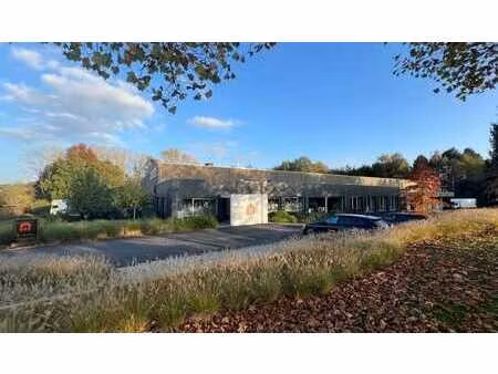 bâtiment commercial avec possibilités d'extension à vendre