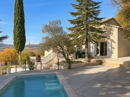 séguret — maison rénovée  109 m2  vue remarquable  piscine et prestations soignées