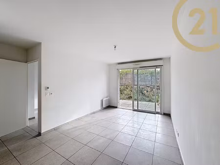 frejus - 2 pieces en rez de jardin dans une residence avec p