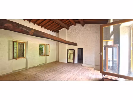 a finestret  maison de village sud 2 faces avec cour dans un