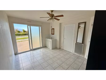 local commercial 77 m² avec parking et appartement 38 m² - lanildut