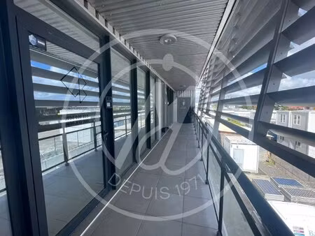 à louer local commercial de 160 67m2 à jarry 2 124 €/mois + charges