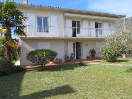 maison indépendante avec garage et jardin