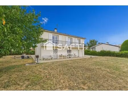 maison 4 chambres avec espace de vie lumineux.