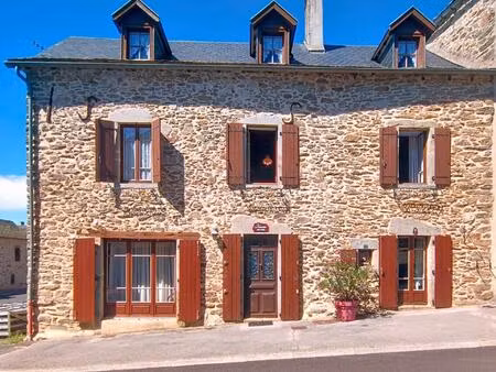maison de village en pierres apparentes