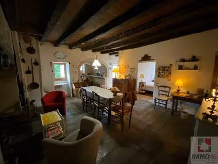 authentique maison en pierre sur deux niveaux