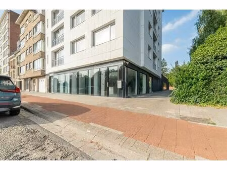 gelijkvloers kantoor met parking te koop